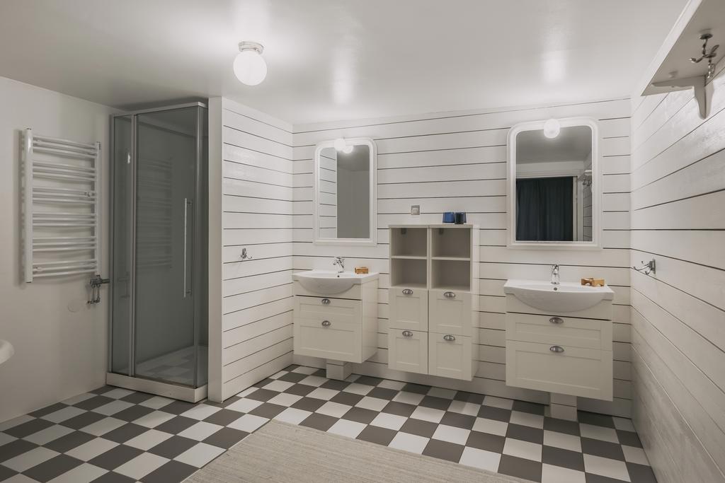 Hemmets tredje badrum på övervåningen med gott om plats för hela familjen.