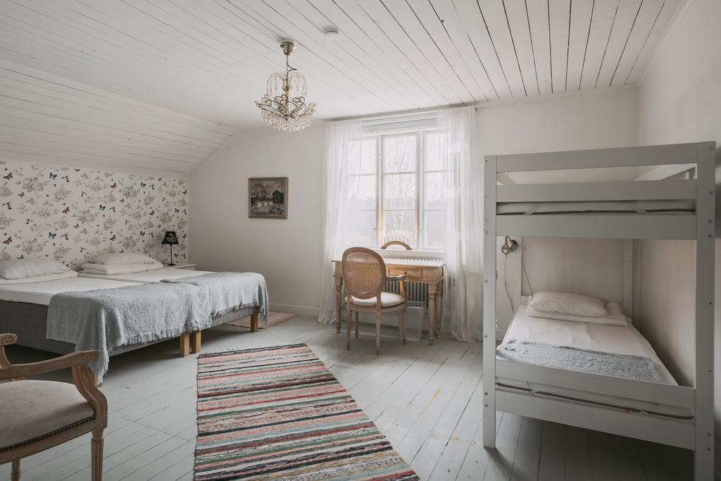 Ett generöst sovrum som bjuder på generösa ytor och trivsam atmosfär.