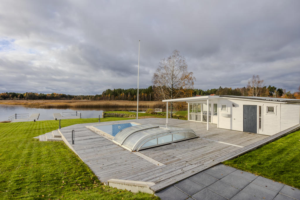 Pool och poolhus
