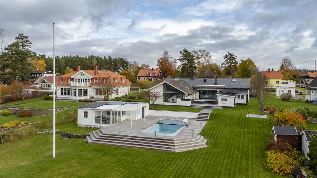 Pool och poolhus