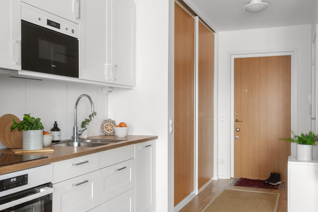 Gott om förvaringsmöjligheter i skjutdörrsgarderoben 