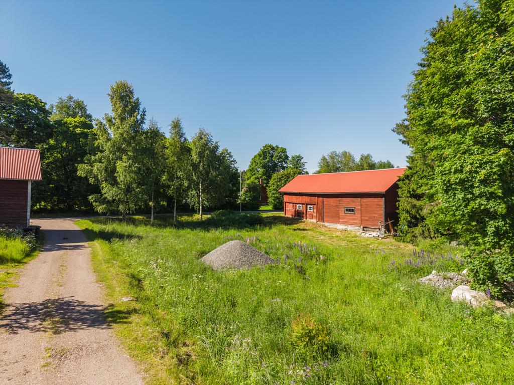 Bakom ladan ligger den lilla ängen som tillhör fastigheten