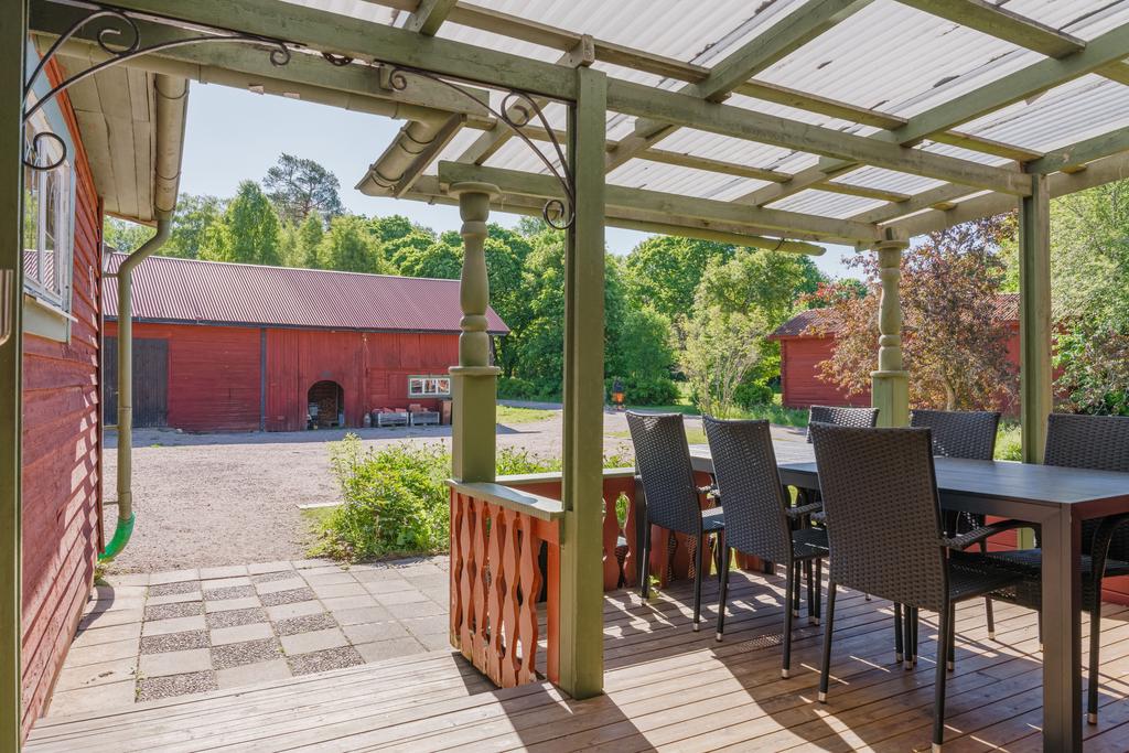 Trevlig farstuveranda och stensatt uteplats