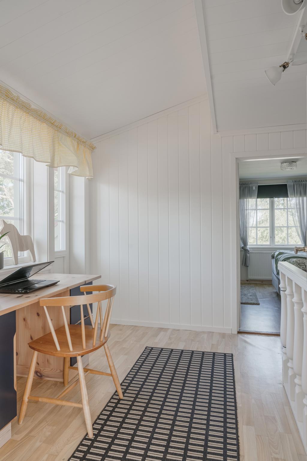 Hall ovanvåning med ny takkupa och fransk balkong