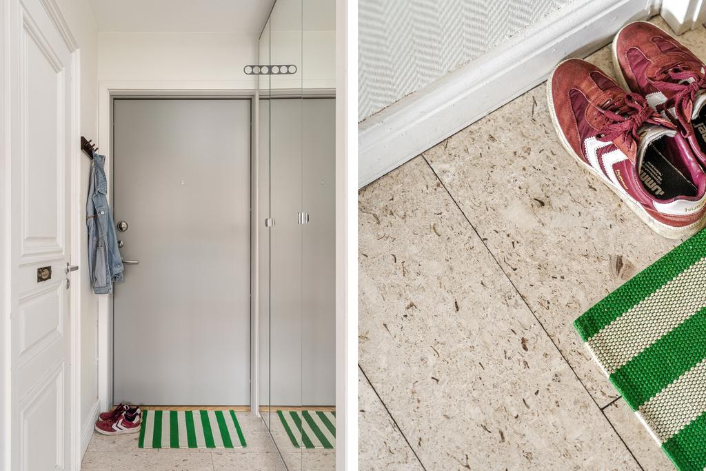 Hall med golvklinker och garderober med spegeldörrar