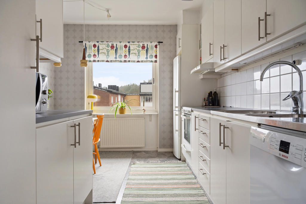 Trivsamt kök med matplats