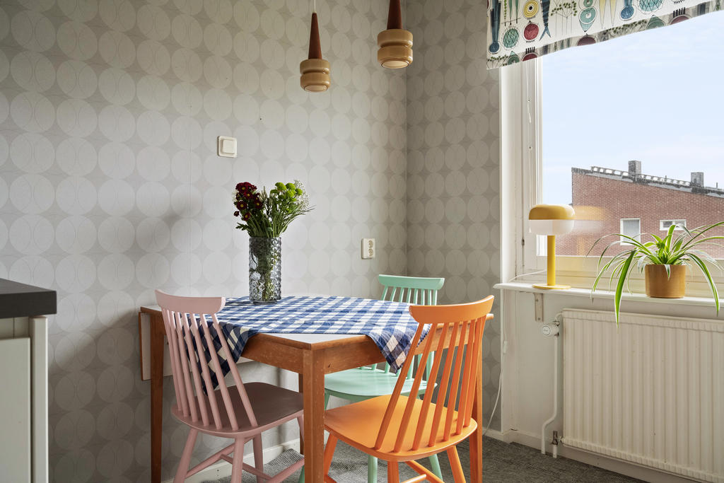 Matplats invid fönsterpartiet 