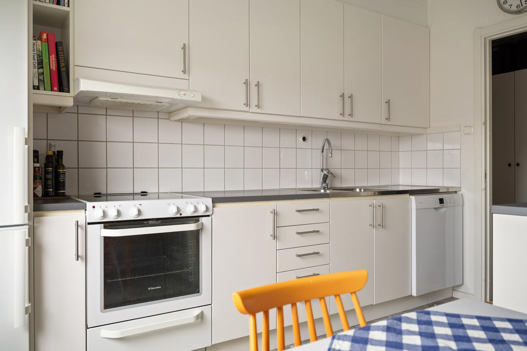 Gott om förvaringsmöjligheter i vita under- och överskåp