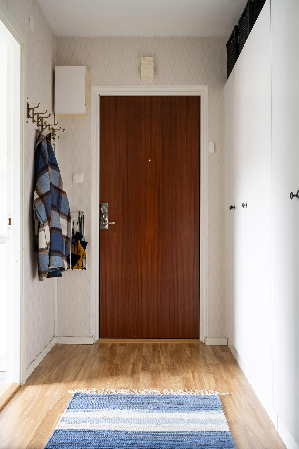 Hall med fem garderober 