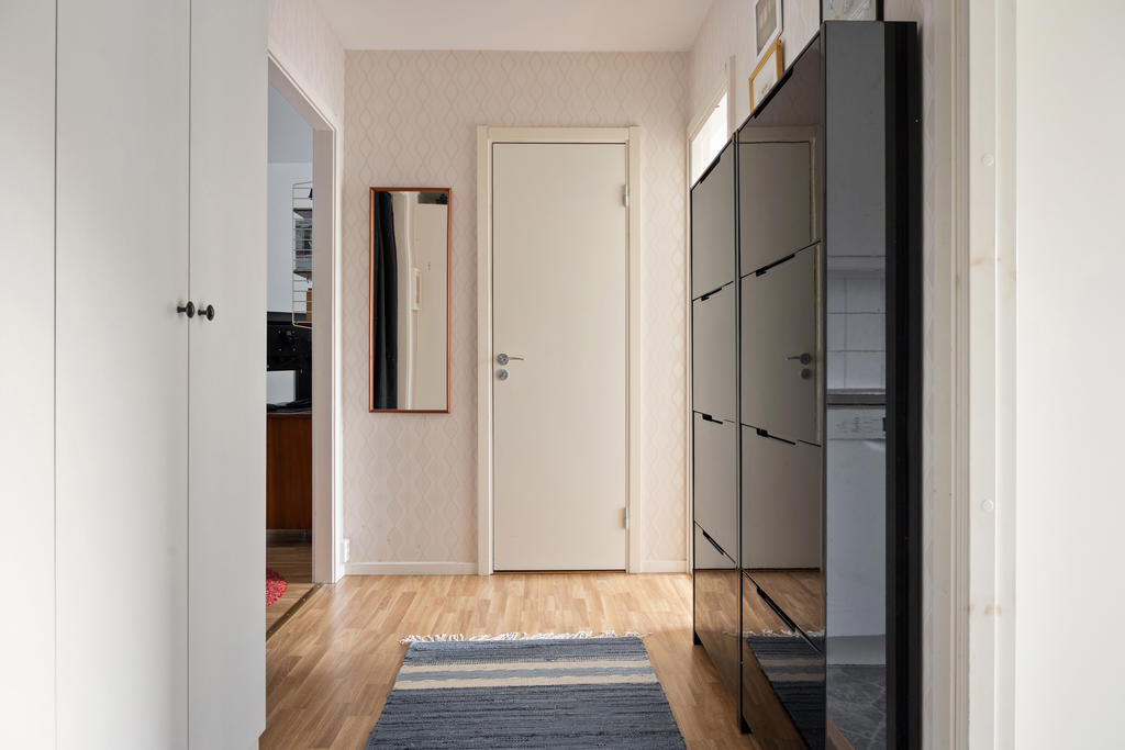 Hall med access till samtliga av bostadens rum 