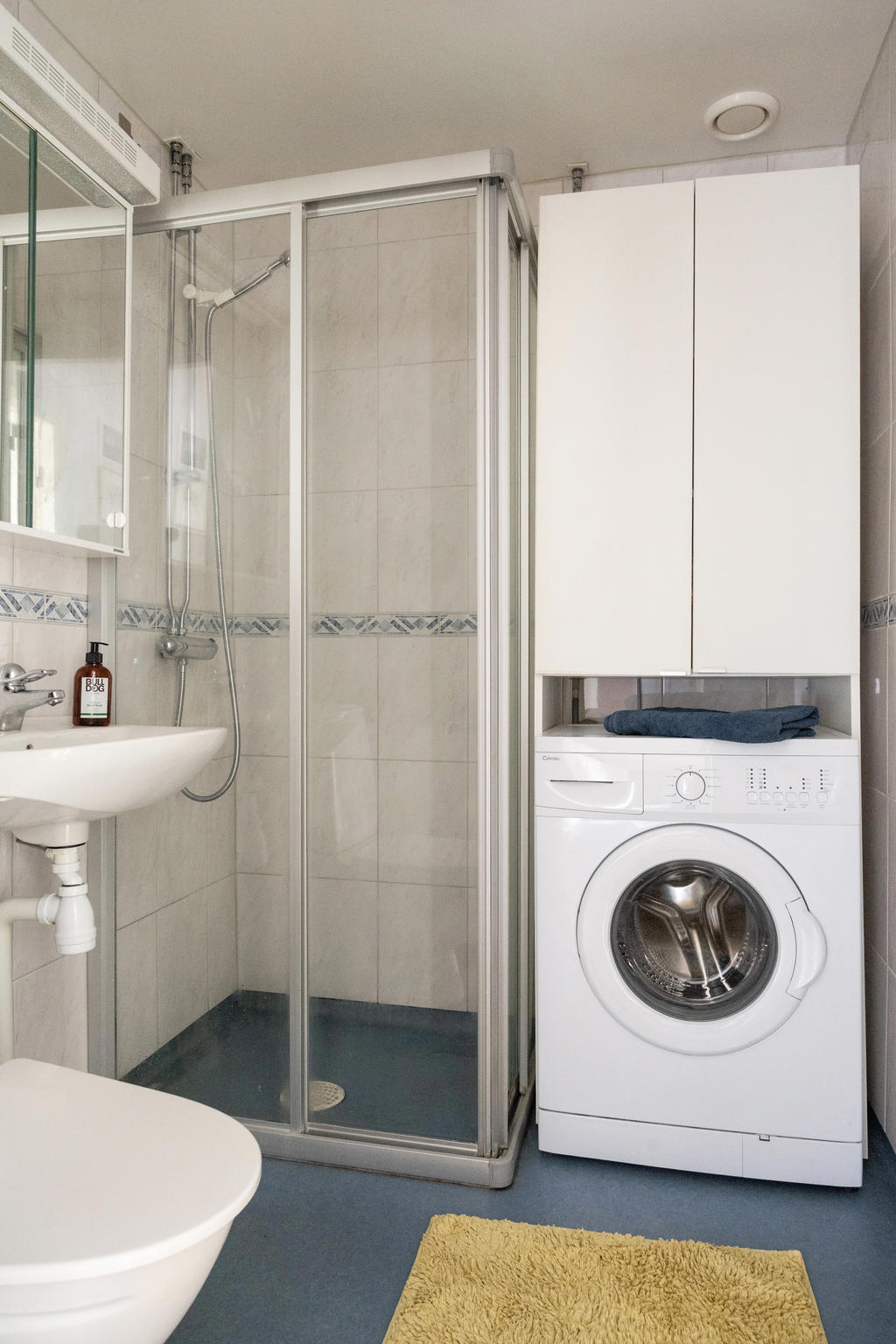 Badrum med tvättmaskin 