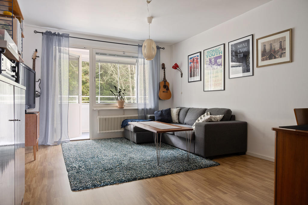 Vardagsrum med utgång till inglasad balkong 