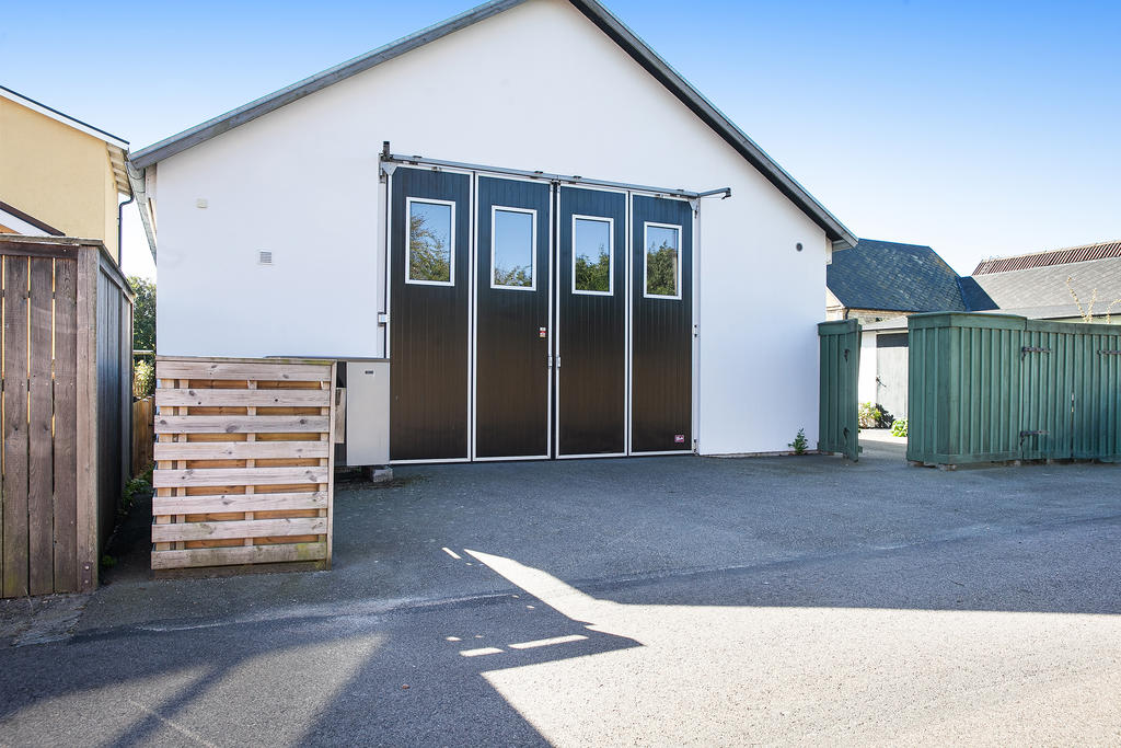 Drömmen för båtägaren, bilentusiasten, hantverkaren eller för dig som älskar att bjuda hem folk; Garaget!