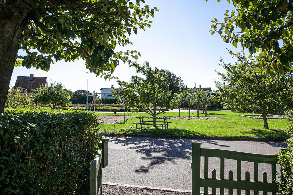 Grönområde och lekplats utanför