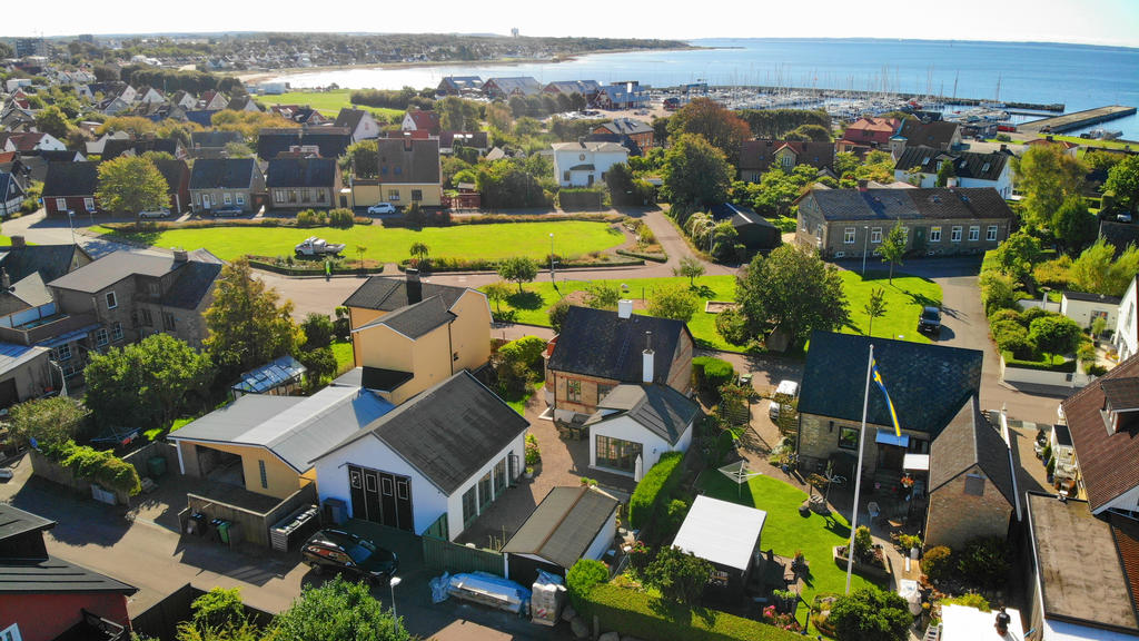 Nära hamn och hav, grönområde, service, butiker och restauranger