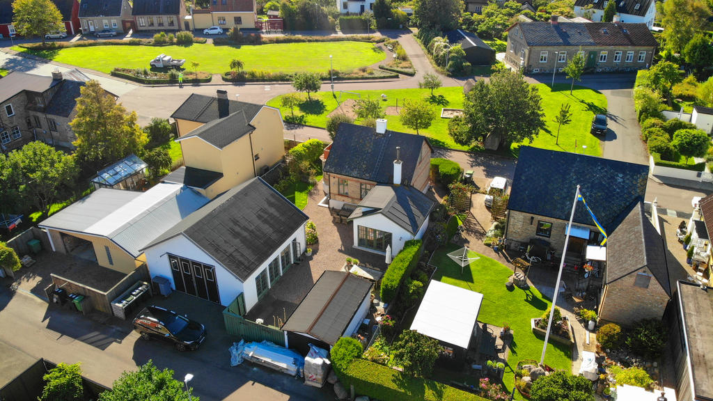 Drömmen för dig som gillar former, där de moderna möter det charmigt äldre, där behov möts och väcks. En plats att längta hem till.