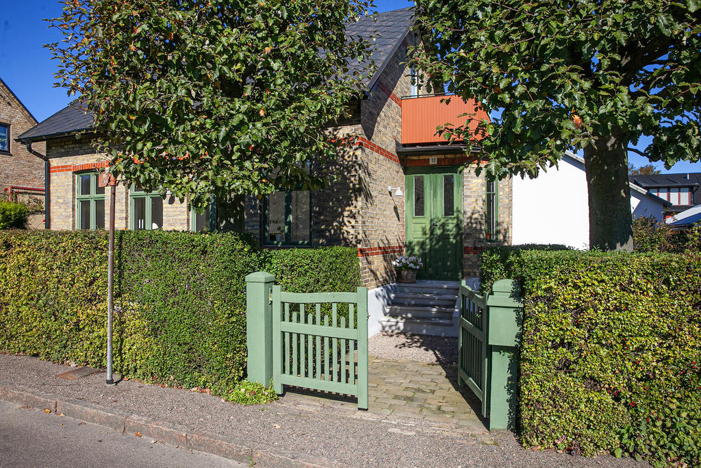 Öppna de vackert gröna grindarna och ta ett par steg upp till den vackra dubbeldörren. Välkommen hem!