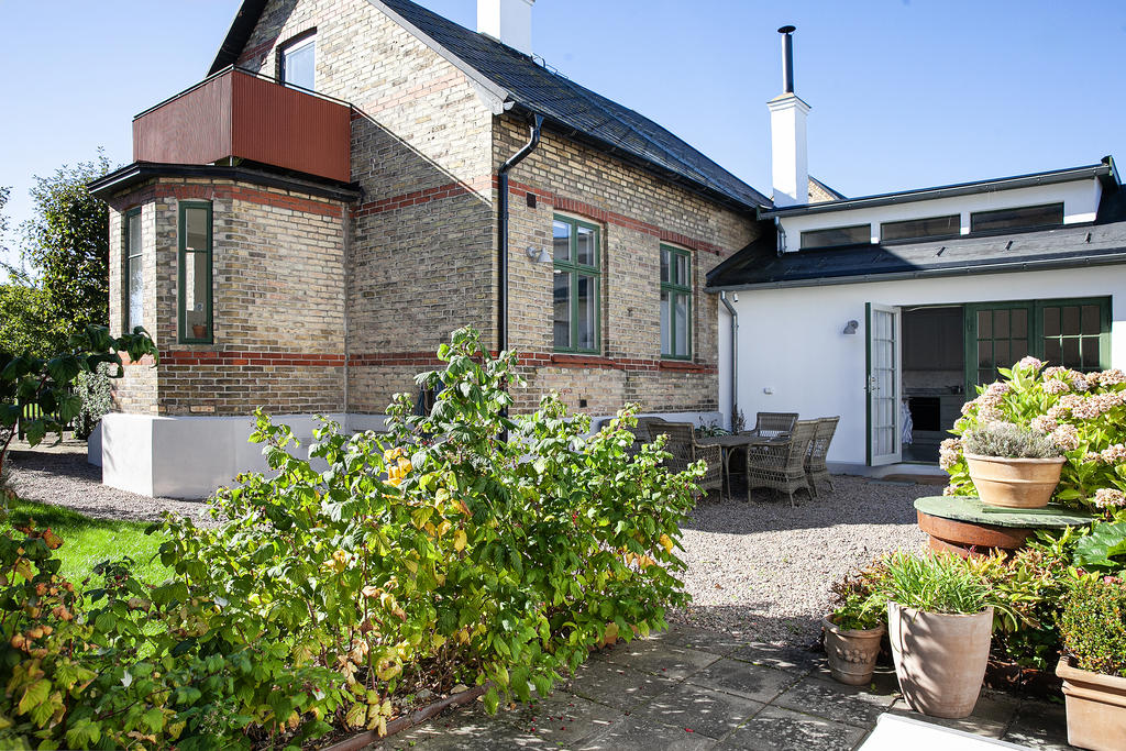 Kökstillbyggnaden smälter fint samman med den ursprungliga byggnaden och bildar en trivsam vinkel för sommarmiddagarna