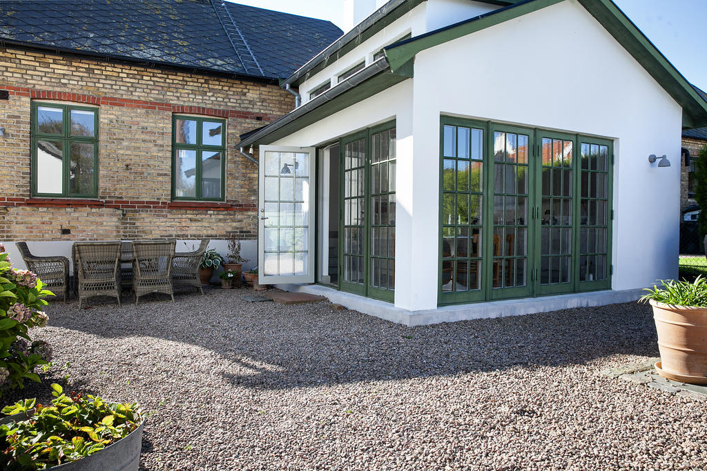 Här kan du öppna upp varenda fönster-/dörrparti och bjuda in utomhus i köket: Ljuvligt!