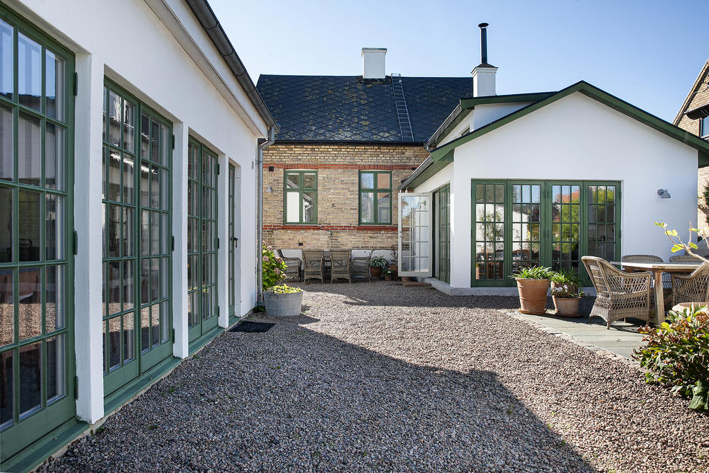 Byggnaderna samspelar fint i både färg och form