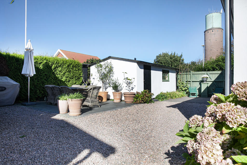 Förrådsbyggnad och ytterligare en stenlagd uteplats: Följ solen under dagen!