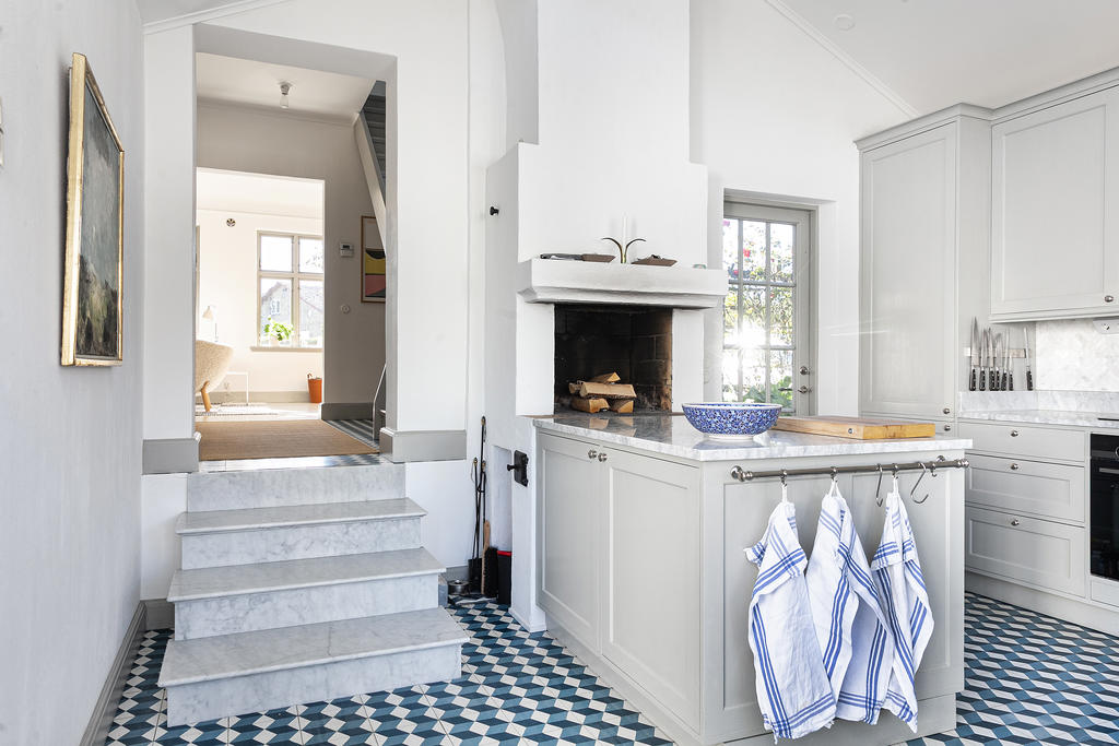 Fantastiskt kök med öppen spis och intilliggande arbetsbänk. Alla materialval gjorda med fingertoppskänsla och god smak