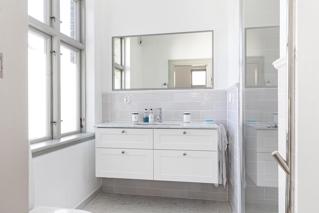 Kaklat badrum med dusch