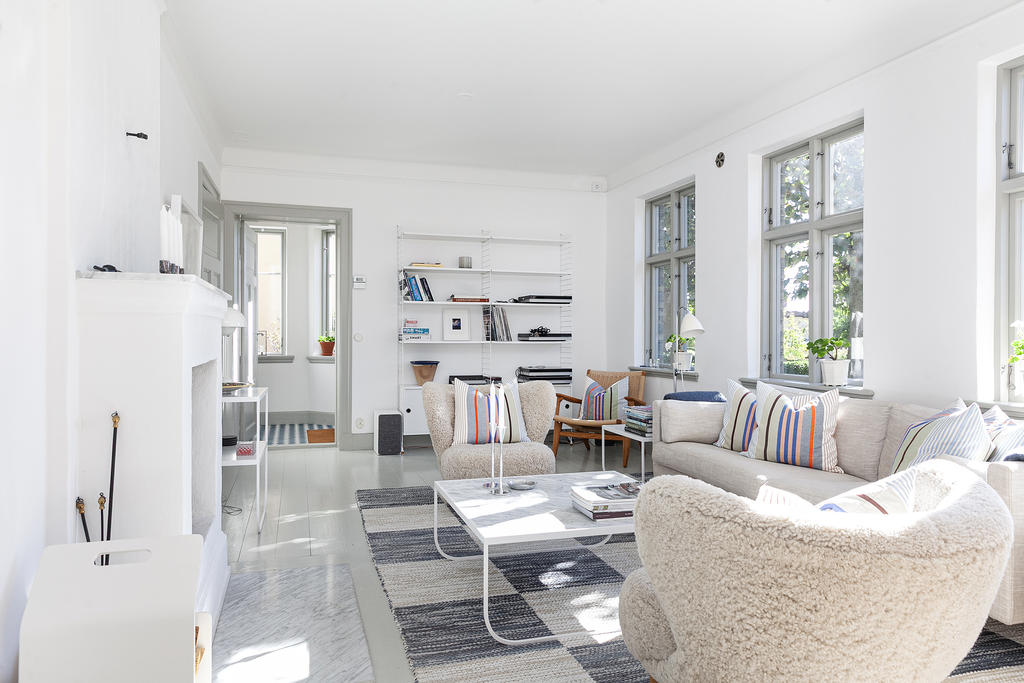 Vardagsrum som rymmer både familj och vänner. Underbara fönsterpartier och en öppen spis som gör under för atmosfären