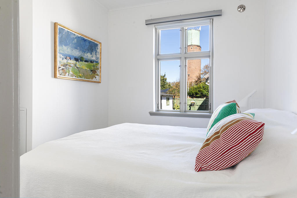 Sovrum med fönster mot innergården