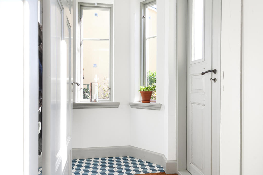 Spännande entré med härligt ljus och vackra dubbeldörrar