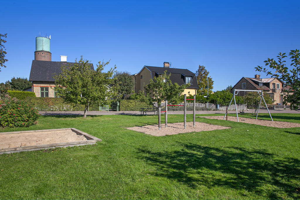 Spela boll, hjula, lek i sandlådan, gunga och svinga i lekställningen: Kul för de små!