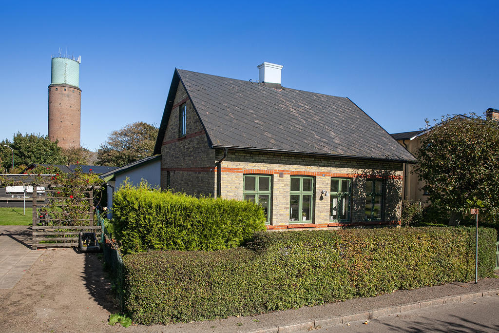 Kökets tillbyggnad syns till vänster - utanför finns en perfekt plats för odling av t ex kryddor 