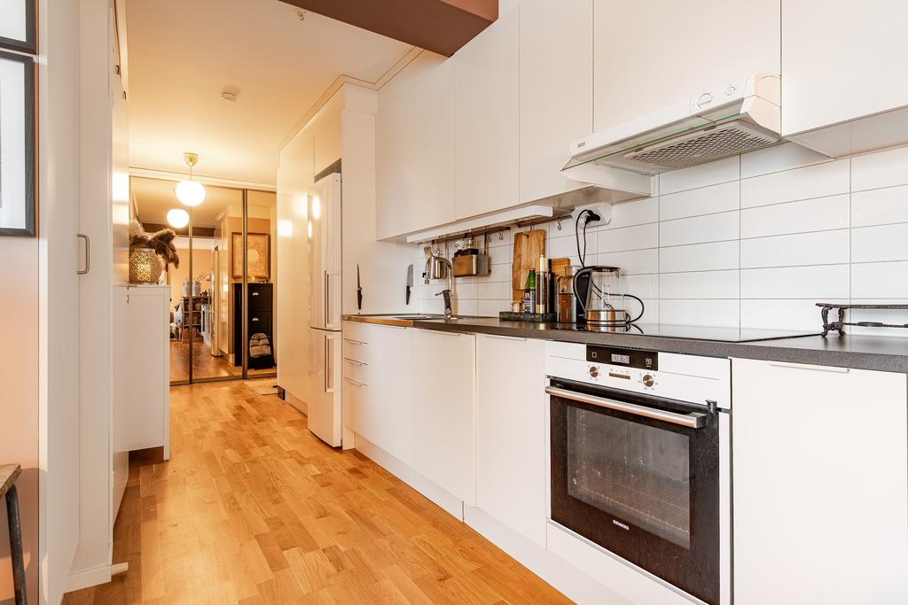 Kök med vy mot hall