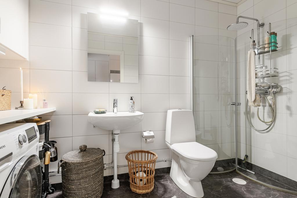 Badrum med dusch och tvättmaskin
