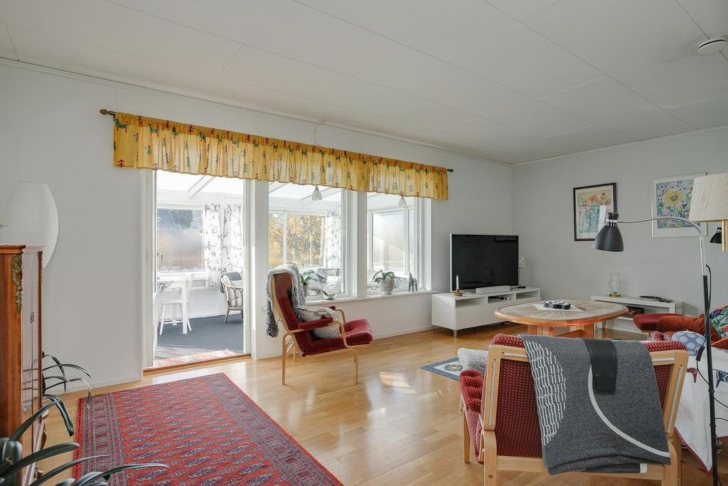 Vardagsrum med utgång till uteplatsen 
