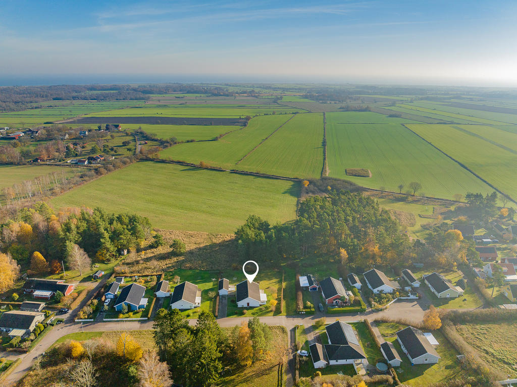 Fint läge på gatan med gräns mot naturen