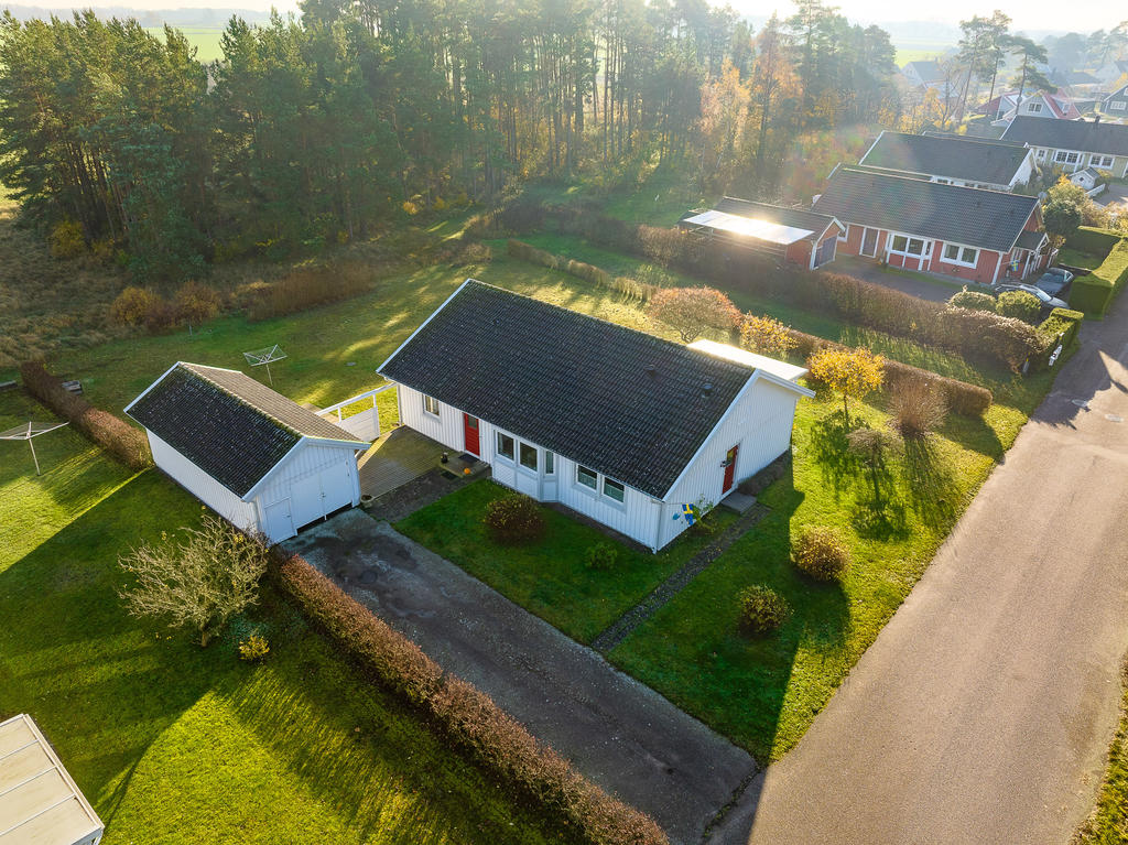 Stor uppfart för upp till 2 bilar + garaget