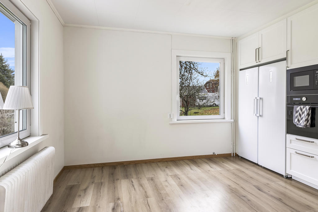 Ljust kök med matplats