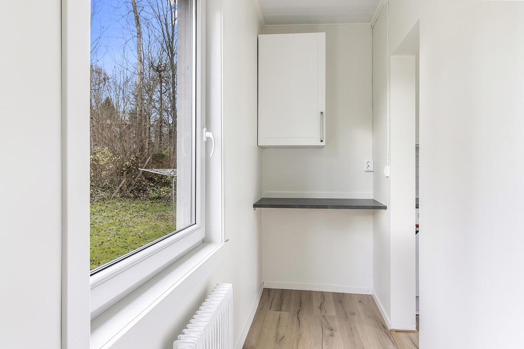 Praktiskt utrymme intill köket
