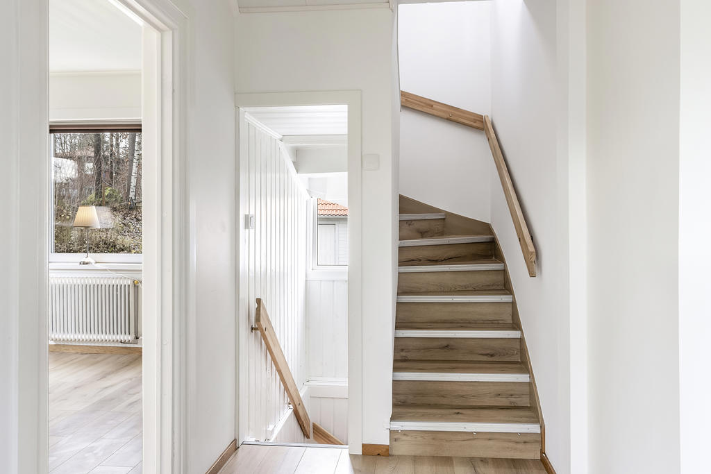 Hall med trapp ned till källaren och upp till övervåningen
