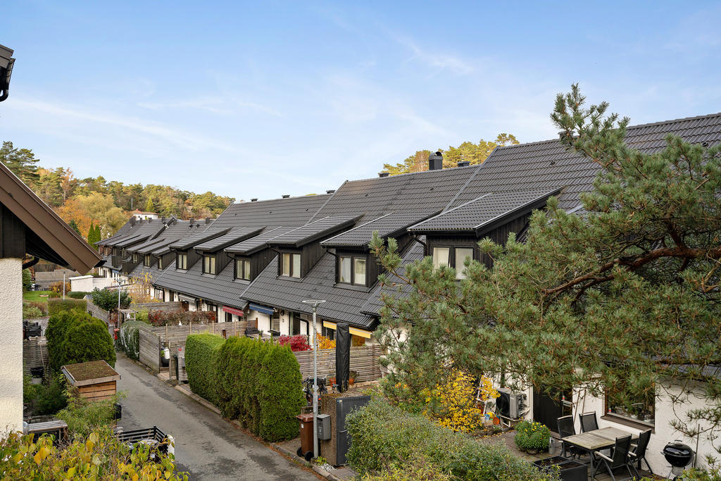 I området finns en lekplats och bilfria innergårdar 