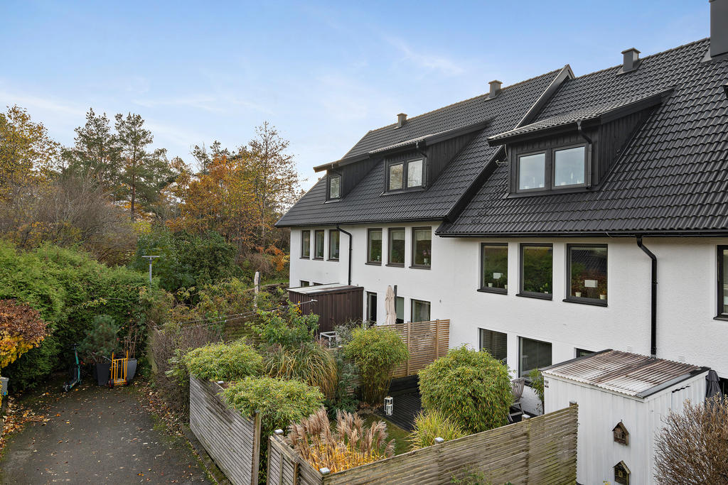 Från gillestugan nås den mysiga trädgården