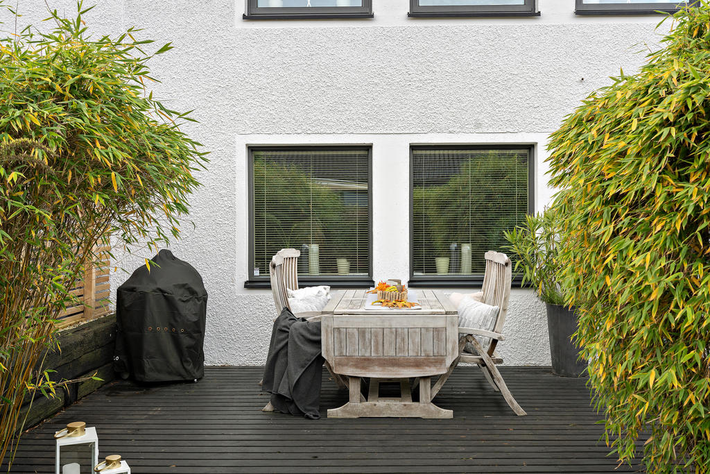 På tomten finns ett praktiskt förråd