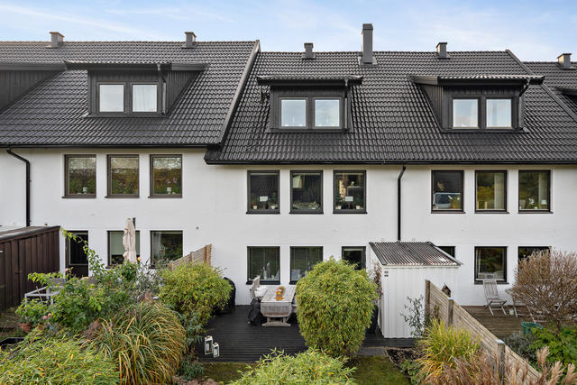 Här erbjuds ett stort friköpt radhus i barnvänligt område