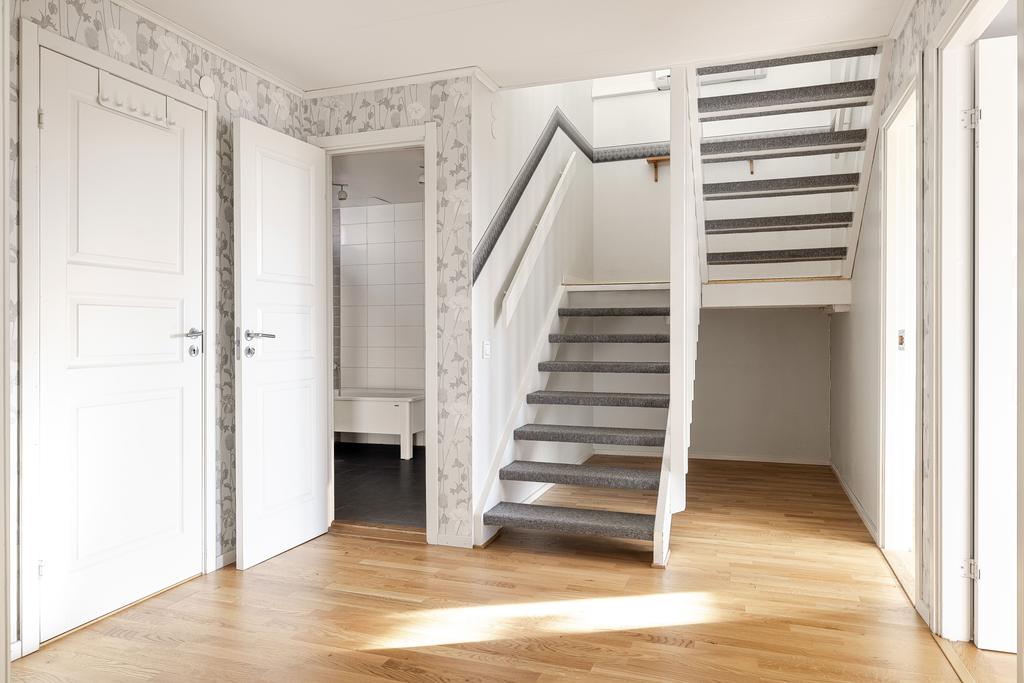 Hall i suterrängplan