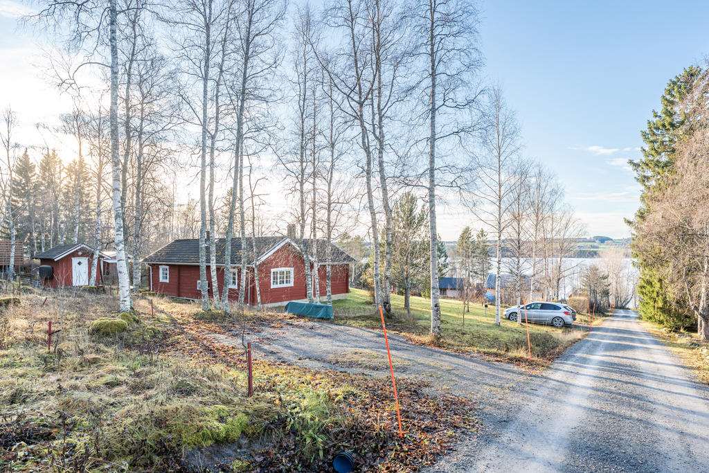 På gården finns två uppfarter och på bilden ser ni även ett praktiskt förråd. 