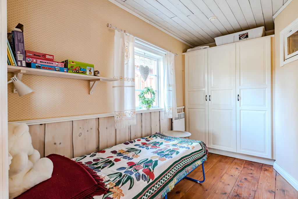 Det mindre sovrummet har bra med förvaring. 