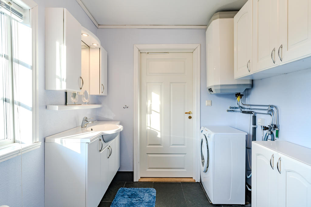 Badrummet är utrustat med tvättmaskin 