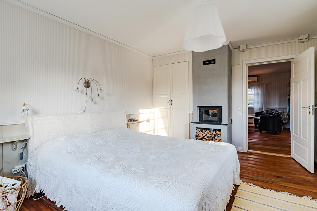 Kaminen är synlig från både vardagsrum och sovrum 