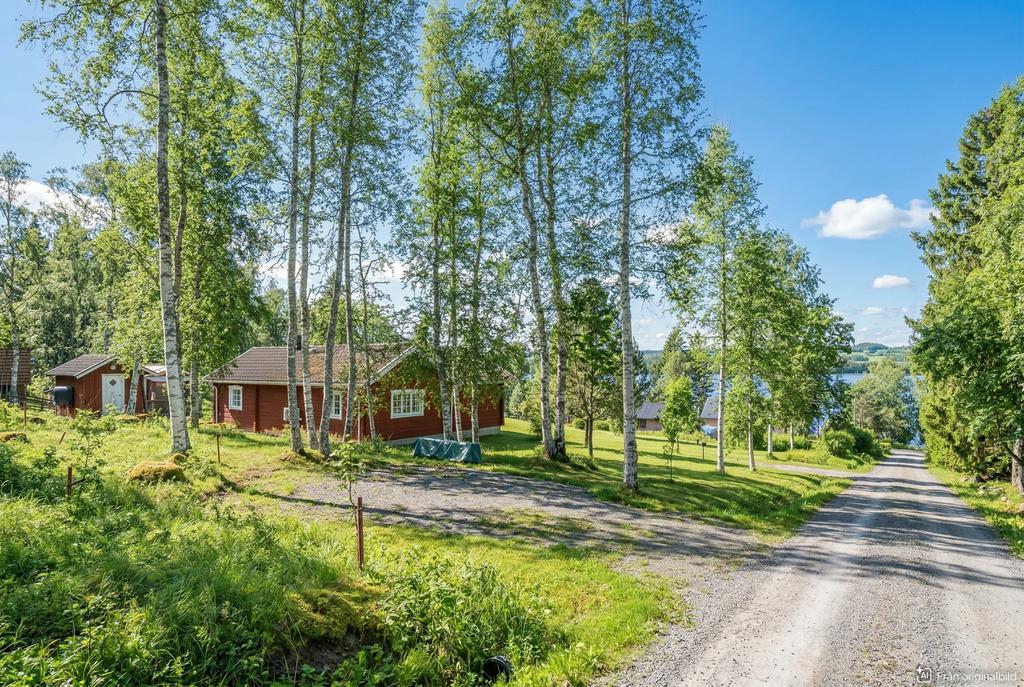 På gården finns två uppfarter och på bilden ser ni även ett praktiskt förråd. 